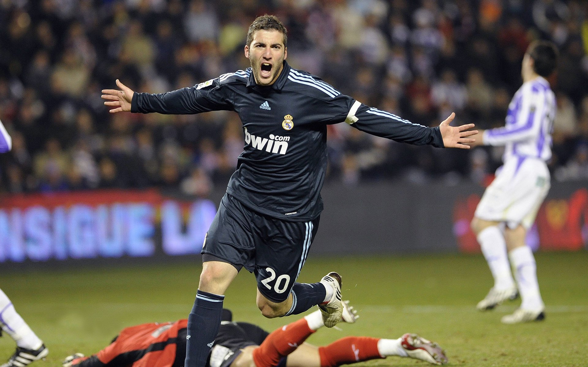 _蹦极+实景互动：极限体验新玩法_，蹦极表演